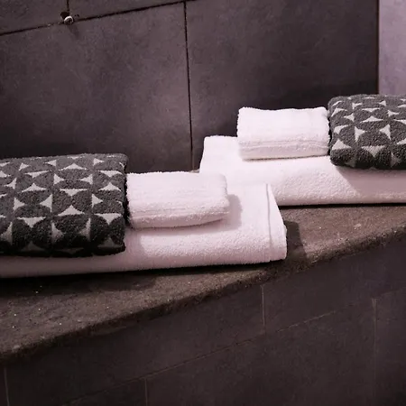 A Un Passo Dal Castello Maschio Angioino * Neapel