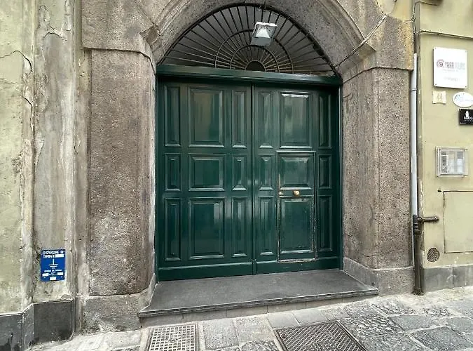A Un Passo Dal Castello Maschio Angioino Neapol
